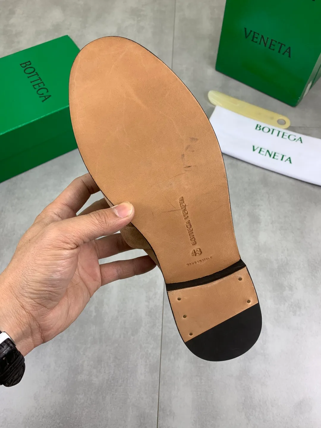 Men's shoes 💰P800 [New model] (genuine leather outsole) water-dyed cow lining 💰High-quality business couple half-slip leather shoes 💎💎💎 BOTTEGA VENETA official website synchronizes the latest top version of BV in the market, accepts material comparison, shoe type comparison, process comparison, practical and textured, versatile and suitable for any occasion, the more you look at it, the more flavorful it becomes. Purely hand-knitted craftsmanship - Upper material, calfskin imported from Italy 🇮🇹 - High-quality water-dyed cowhide lining - Original private model customized leather outsole -Size: Female 35-39 (40 ordered) Male 39-44 (38 45 can be customized) Color: Multiple colors available
